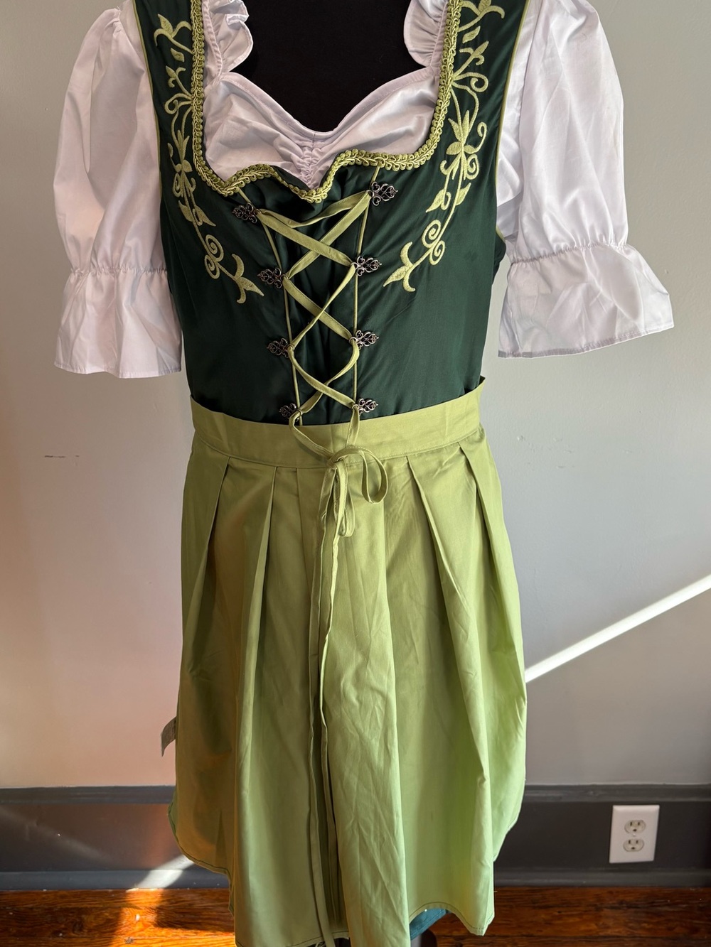 German Octoberfest Green & White Women’s Dirndl Costume size Large  3 piece